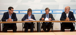 Rosa Quintana asinando o convenio co representante de Inditex, Antonio Abril/ GC