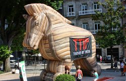 A Asociación Amigos da Terra desprega un cabalo de Troya inflábel en Vigo para protestar contra o tratado TTIP / ilcanallarubens.wordpress.com