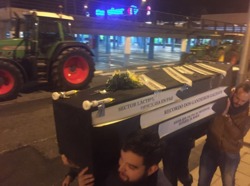 Gandeiros que bloquean o Carrefour da Coruña representaron esta tarde o enterro do sector lácteo / Anxo Dono en Campogalego.com Twitter