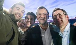 Rajoy e Feijóo fan un selfie nun mitin na Coruña / noticias.lainformacion.com