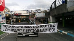 Faixa dos gandeiros na entrada do Carrefour da Coruña /ghanito twitter