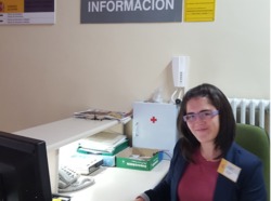  Almudena Sutil, persoa con discapacidade intelectual, no seu posto de ordenanza na Subdelegación de Ourense / FADEMGA 