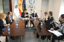 O conselleiro Román Rodríguez, con representantes das universidades galegas. / Conchi Paz