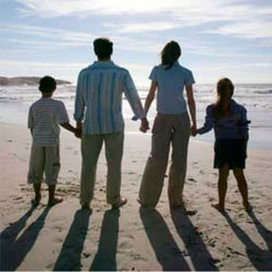 Familia galega diante do mar/ vigoalminuto.com