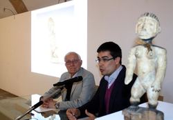 Mario Outeiro e Xoán Anllo durante a cesión da coleción de arte africana do segundo ao Museo Provincial de Lugo