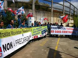 Protesta dos traballadores de Telefónica diante da Xunta de Galicia