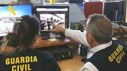 Axentes da Guardia Civil rastrean as redes socias na Internet nun vídeo da operación Araña