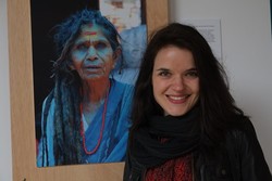 A fotoxornalista Eva Garrido na inauguración da súa exposición Ecos en Compostela