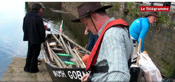 Os catro membros da tripulación da currach prepáranse para partir de Quimper rumbo ás cotas do País Vasco