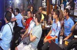 Seareiros vendo o fútbol na Taberna do Celta /TVG