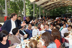 Feijóo saudando a emigrantes galegos durante a comida no centro sen que haxa máis fotos nas que se vexa o presidente galego falar / cronicasdaemigracion.com