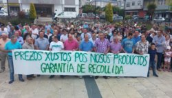 Concentración de gandeiros en Teixeiro, Curtis, en protesta contra Leite Río