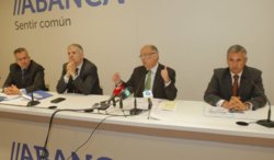 A economía galega segue recuperándose mentres cae a poboación activa e a produtividade do traballo segundo recolle o último Informe de Conxuntura do Ano 2015, presentado por Patricio Sánchez, Fernando González Laxe, Santiago Lago e Xosé Armesto. Foto: Foro Económico de Galicia