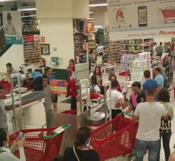 Gandeiros retiran leite no Alcampo de Area Central en Santiago / @listonto twitter
