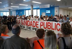 Traballadores de distintos departamentos do Chuvi sumáronse hoxe ao peche que mateñen os celadores/as no interior do novo hospital Alvaro Cunqueiro de Vigo / CIG
