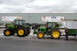 Tractores bloqueando a factoría de Leite Río en Lugo / Campogalego.com Bloqueo da planta de Leite Río pola crise do leite / campogalego.com Bloqueo da planta de Leite Río