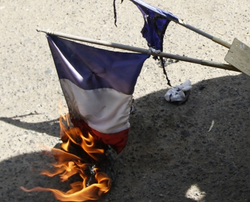 Queima de bandeiras francesas