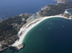 Imaxe aérea das Illas Cíes, na ría de Vigo / TURGALICIA.