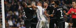 Lucas Vázquez golpea a Sidnei nunha lea na área deportivista. / lfp.es