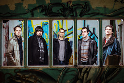 O equipo de Berlai (XIAO BERLAI  VOZ, GUITARRA E MANDOLINA; PABLO PÉREZ BAIXO ELÉCTRICO;  BRUNO COUCEIRO  BATERIA;  IAGO MOURINHO TECLADOS E PIANO;  ERNESTO G. TORTEROLO ILUSTRAÇÕES), con Xiao o primeiro pola dereita