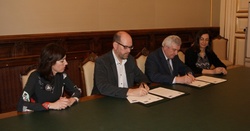 Juan Viaño e Martiño Noriega asinan o convenio de colaboración para recuperar o Premio Xohana Torres / USC.