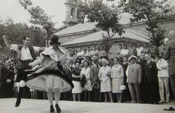 Actuación da agrupación Coros y Danzas, en presenza do ditador Francisco Franco, no ano 1967