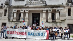 Representantes de Queremos Galego protestan na sede do TSXG / Queremos Galego