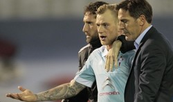 Guidetti marcha cabreado do campo con Berizzo. / lfp.es