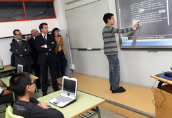 Alberto Núñez Feijóo visita unha aula Abalar / Xunta.