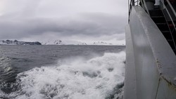 Buque Lautaro da Armada Chilena entrando na baía Almirante na Illa do Rey Jorge / Xurxo Gago
