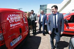 Os vehículos de Coca-Cola rotulados en galego, presentados oficialmente no Gaiás / Xunta.