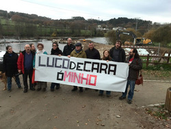 Protesta da asociación Lugo de cara ao Miño contra un dique neste río para alimentar unha minicentral eléctrica / ADEGA