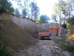 Destrucción de parte dos parapetos do castro da Croa, en Ponteareas /http://ponteareashistoriaviva.blogspot.com.es 