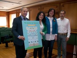 Edith Nieves, gañadora do concurso do cartel das festas de Monforte, co alcalde, José Tome, entre outros / XMR