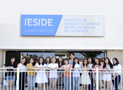 Os alumnos chinos na residencia de estudantes de IESIDE en Pontevedra