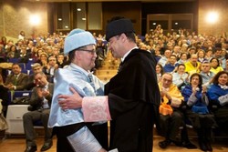 Fernández Paz recibindo o Honoris Causa pola Universidade de Vigo