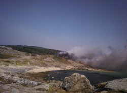 Incedio en Porto do Son, preto da praia de Baroña, onde se desaloxou un camping / Suso Carleos Twitter