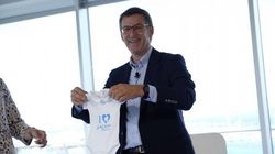 Feijóo recibe un body co lema de Feijóo/ DP - galiciae.com