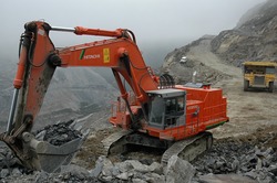 Maquinaria nas obras dunha mina de pizarra