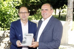 O secretario xeral de Cultura, Anxo Lorenzo (esq.), e o presidente da Fundación Rosalía de Castro, Anxo Angueira, coa edición en inglés de 