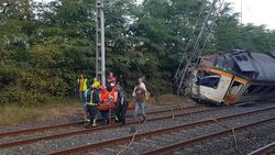 Traslado de feridos no tren descarrilado en Porriño / vigoalminuto