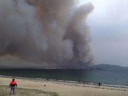 Os incendios cercan a cidade de Vigo. Vista dende Cangas. Os incendios cercan a cidade de Vigo. Vista dende Cangas.