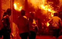 Veciños de Gondomar contemplan como o lume se achega ás súas casas, en plena onda de incendios en Galicia a mediados de outubro de 2017 / Miguel Núñez.