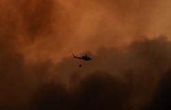 Helicóptero do operativo antilumes sobre Zamáns (Vigo), Veciños de Gondomar contemplan como o lume se achega ás súas casas, en plena onda de incendios en Galicia a mediados de outubro de 2017 / Miguel Núñez.