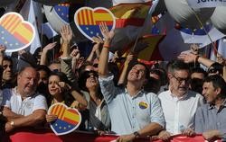 Inés Arrimadas, Albert Rivera e José Manuel Villegas, de Ciudadanos, na manifestación unionista en Barcelona trala declaración de independencia de Cataluña proclamada no Parlament o 27 de outubro de 2017 / Miguel Núñez
