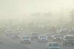 Contaminación nunha estrada chea de coches.