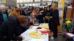 Campaña de recollida de firmas de Gloria Lago na Puerta del Sol. / 