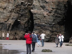 Turistas na Praia das Catedrais, en Ribadeo / Europa Press.