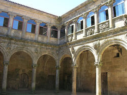 Claustro dos medallóns, no mosteiro de Montederramo, cuxa parte superior e inferior están á venda / wikipedia