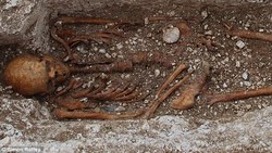 Esqueleto dun peregrino leproso da Idade Media atopado en Winchester (Inglaterra) e que puido chegar a terras británicas dende Galicia / Simon Roffey.